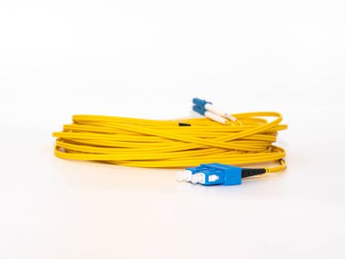 İzole edilmiş beyaz arkaplanda fiber Optik Yama Kordonu