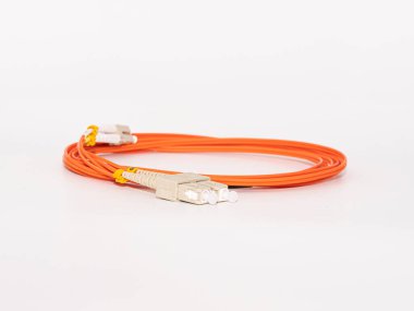 İzole edilmiş beyaz arkaplanda fiber Optik Yama Kordonu