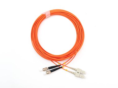 İzole edilmiş beyaz arkaplanda fiber Optik Yama Kordonu