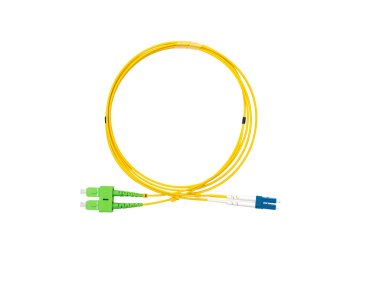 İzole edilmiş beyaz arkaplanda fiber Optik Yama Kordonu