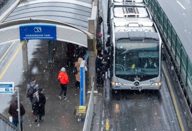 İstanbul - 20 Mart 2022: Haramidere Metrobus İstasyonu. Karlı bir günde yolcular