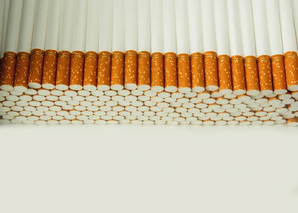 Pila Cigarrillos Sobre Fondo Blanco Aislado Vista Superior —  Fotos de Stock