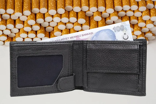 香烟和皮夹在孤立的背景下 癌症与健康概念 — 图库照片