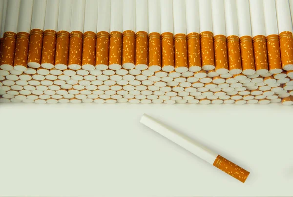 Pila Cigarrillos Sobre Fondo Blanco Aislado Vista Superior —  Fotos de Stock