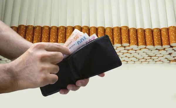 Mão Dando Dinheiro Para Comprar Cigarros — Fotografia de Stock