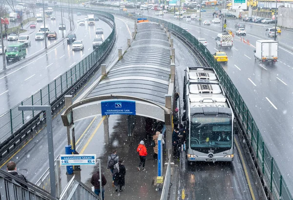 İstanbul - 20 Mart 2022: Haramidere Metrobus İstasyonu. Karlı bir günde yolcular