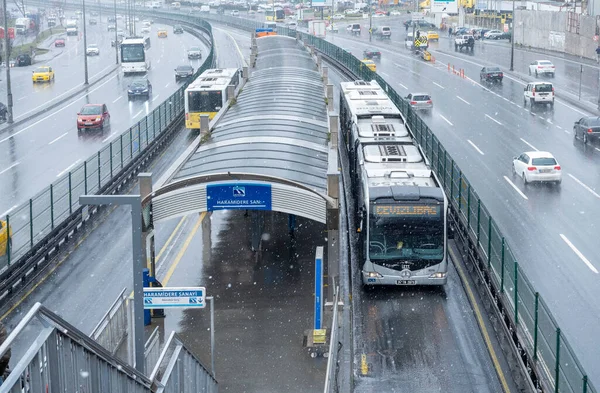 İstanbul - 20 Mart 2022: Haramidere Metrobus İstasyonu. Karlı bir günde yolcular