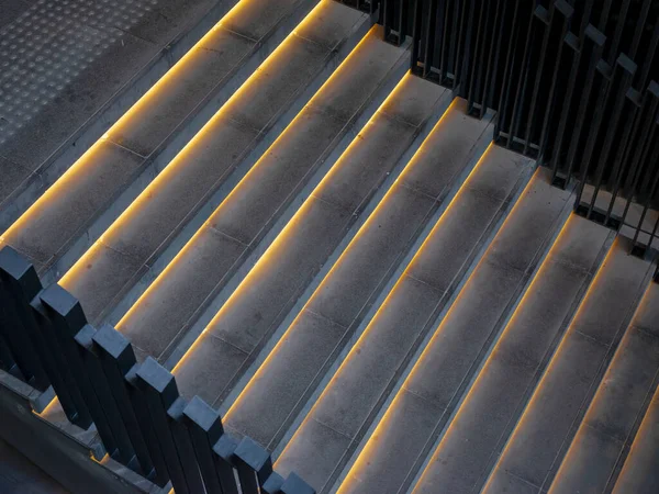 Aydınlatılmış boş merdiven arkaplan öngörünümü