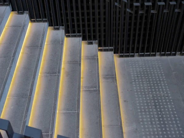 Aydınlatılmış boş merdiven arkaplan öngörünümü