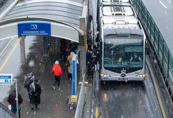 İstanbul - 20 Mart 2022: Haramidere Metrobus İstasyonu. Karlı bir günde yolcular
