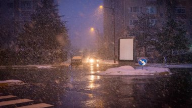 Kar fırtınasında araba ışığı, ön manzara