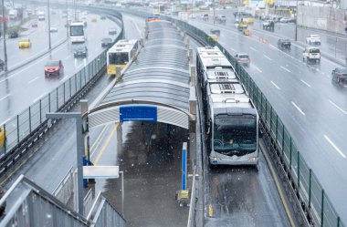 Metrobus İstasyonu. Karlı bir günde yolcular