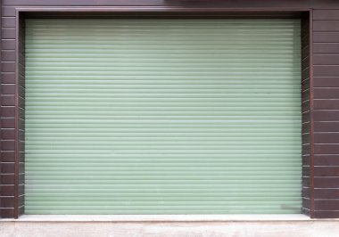 Zemin kattaki otomatik metal kapılar..