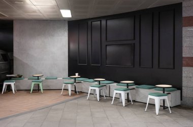 Kahve dükkanı, boş masalar ve sandalyeler.