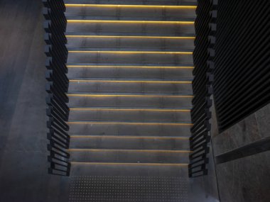 Aydınlatılmış boş merdiven arkaplan öngörünümü