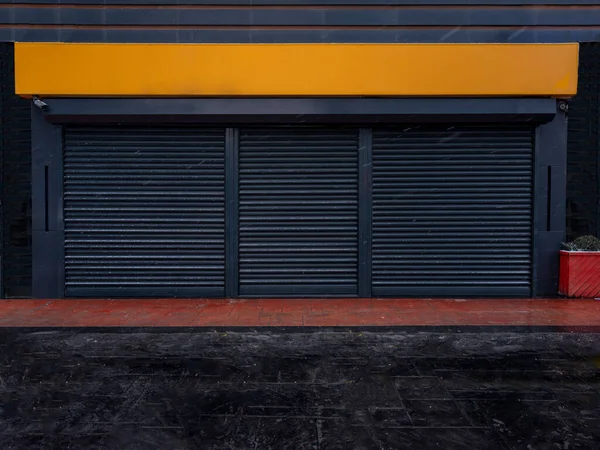 Zemin kattaki otomatik metal kapılar..