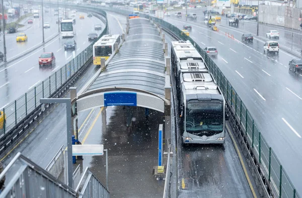 Metrobus İstasyonu. Karlı bir günde yolcular