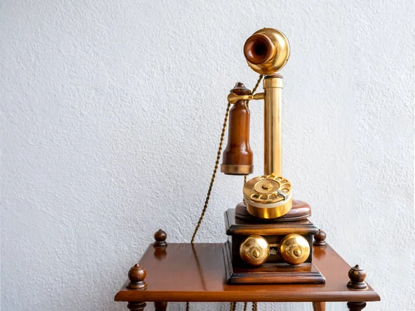Antik Telefon Framför Vit Vägg — Stockfoto
