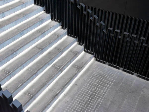 Aydınlatılmış boş merdiven arkaplan öngörünümü