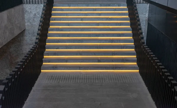 Escalera Vacía Iluminada Fondo Vista Frontal — Foto de Stock