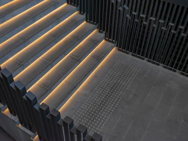 Aydınlatılmış boş merdiven arkaplan öngörünümü