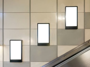 Metro istasyonunda boş ilan panosu