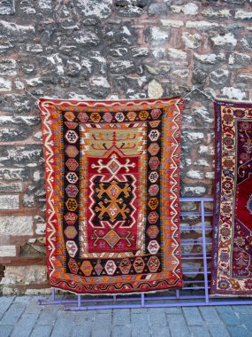 Duvarda asılı halı ve halı, ön manzara.