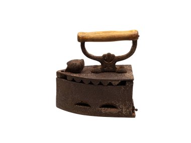 Antika dökme demir, ahşap saplı, izole beyaz arka plan.