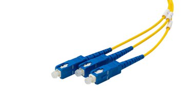 İzole edilmiş beyaz arkaplanda fiber Optik Yama Kordonu