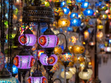 İstanbul 'daki Grand Bazaar' da renkli hindi camı lambaları