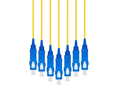 İzole edilmiş beyaz arkaplanda fiber Optik Yama Kordonu
