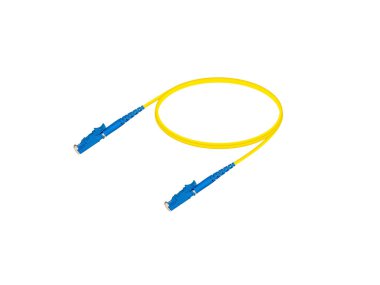 İzole edilmiş beyaz arkaplanda fiber Optik yama kablosu