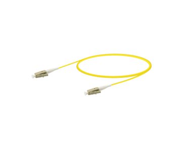 İzole edilmiş beyaz arkaplanda fiber Optik yama kablosu