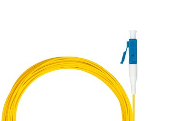 İzole edilmiş beyaz arkaplanda fiber Optik Yama Kordonu