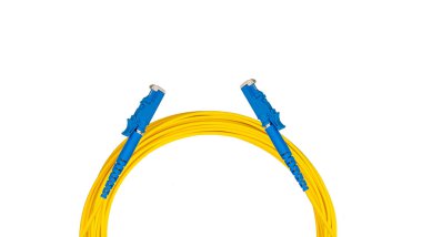 İzole edilmiş beyaz arkaplanda fiber Optik Yama Kordonu