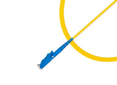 İzole edilmiş beyaz arkaplanda fiber Optik Yama Kordonu