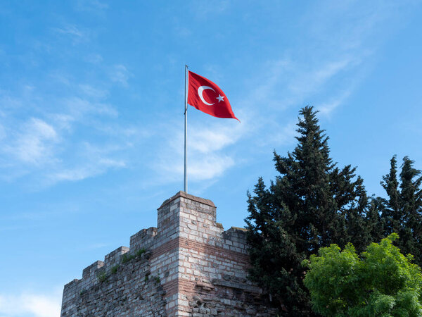 Флаг Турции на стене замка, вид спереди