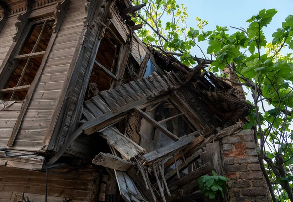 harabe eski ahşap bina, ön manzara