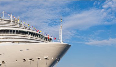 Bulutlu arka planda bir yolcu gemisi 