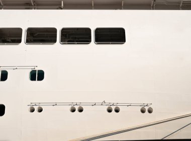 Yolcu gemisi limana yanaştı.