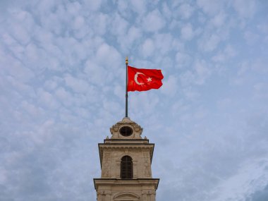 Gökyüzü arkaplanının önündeki Türk bayrağı, ön görünüm