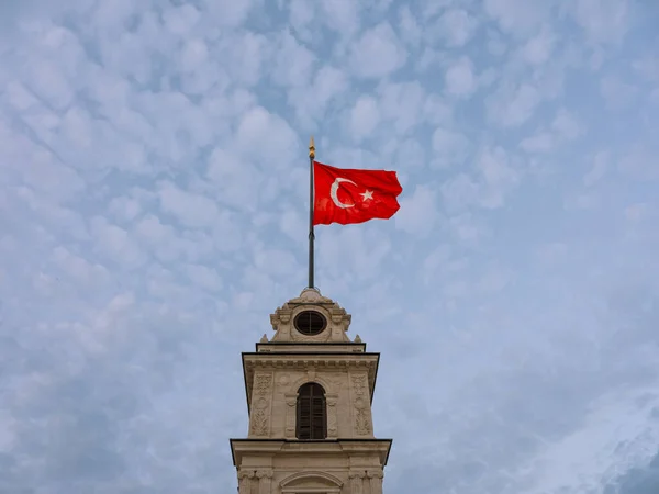 Gökyüzü Arkaplanının Önündeki Türk Bayrağı Görünüm — Stok fotoğraf