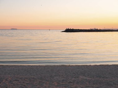Sahilden gün batımı manzarası, ön manzara.