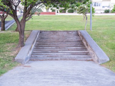 Parktaki boş taş merdiven, ön manzara.