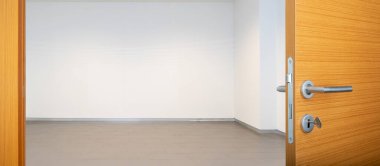 Boş kat ve duvar açık kapının arkasında, kapatın.