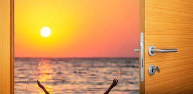 Açık kapının arkasındaki plaj arka planı. tatil kavramı