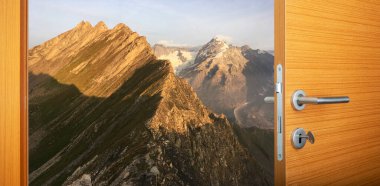 Dağ manzarası arkaplanının önündeki açık kapı