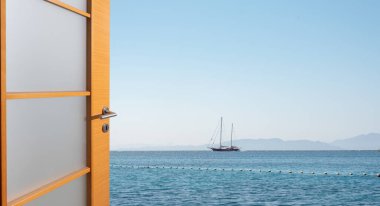 Denize açılan kapı. tatil kavramı