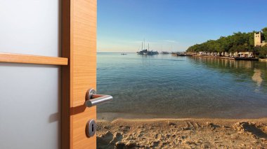 Sahile açılan kapı. tatil kavramı