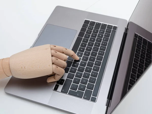 Tahta Bilgisayar Klavyesine Dokunuyor Kapat — Stok fotoğraf